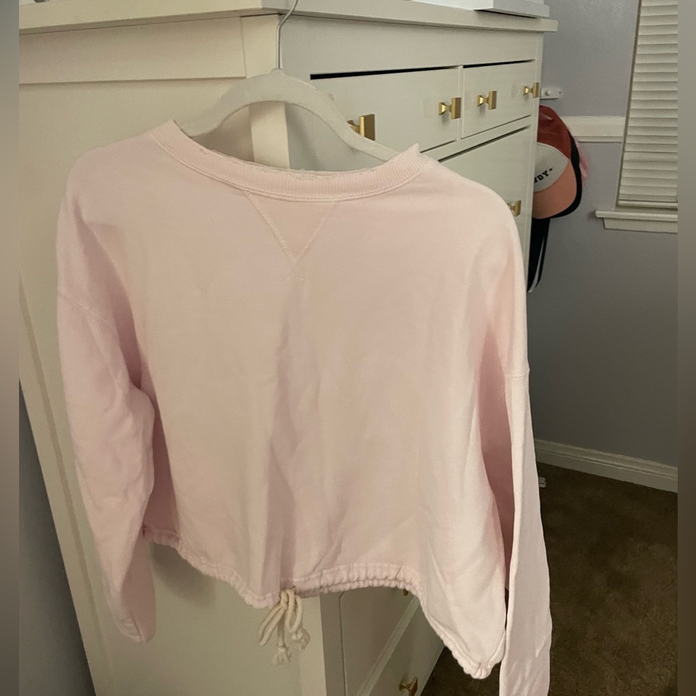 Cute Summer crewneck with jaw strings to adjust the waist!